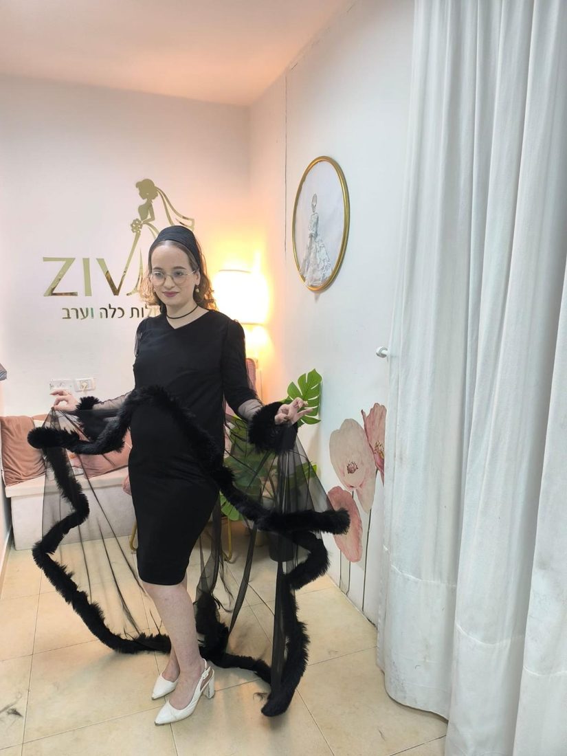 שמלה שחורה עם גלימת טול ועיטור פרווה, בסטודיו