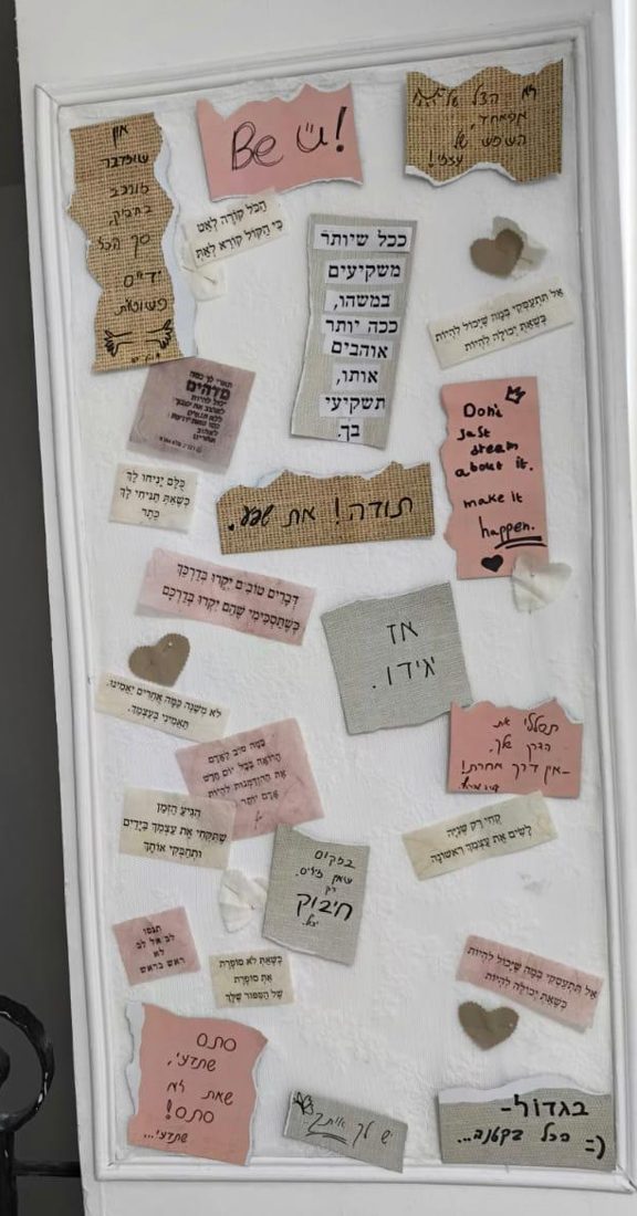 לוח פתקי השראה על קיר הסטודיו