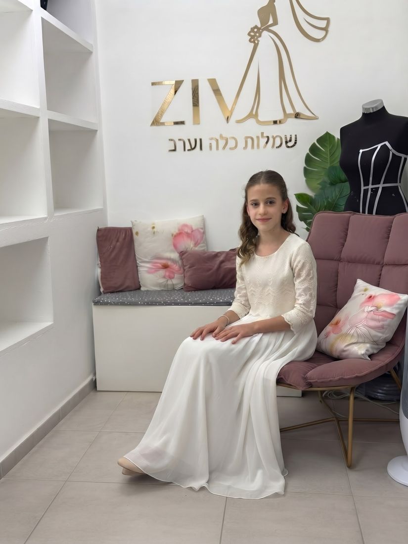 שמלת אירוע לבנה עם תחרה ושיפון, בסטודיו