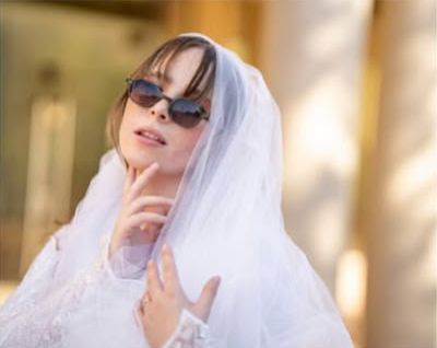 כלה עם הינומה ומשקפי שמש